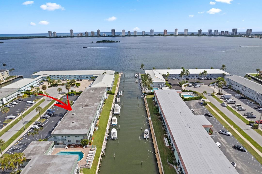 For Sale: $195,000 (1 beds, 1 baths, 670 Square Feet)