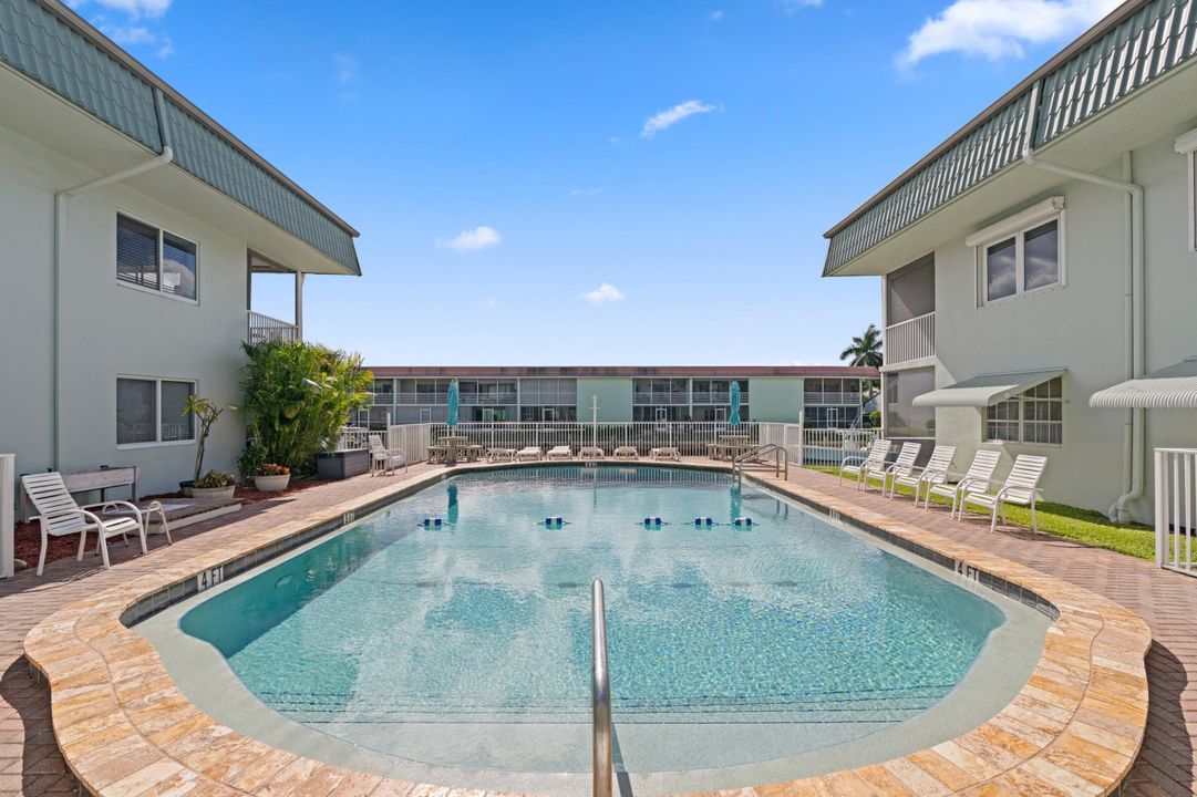 For Sale: $195,000 (1 beds, 1 baths, 670 Square Feet)