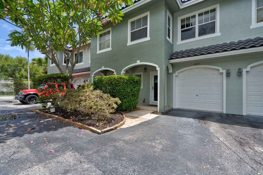 合同活跃: $3,395 (3 贝兹, 2 浴室, 1650 平方英尺)