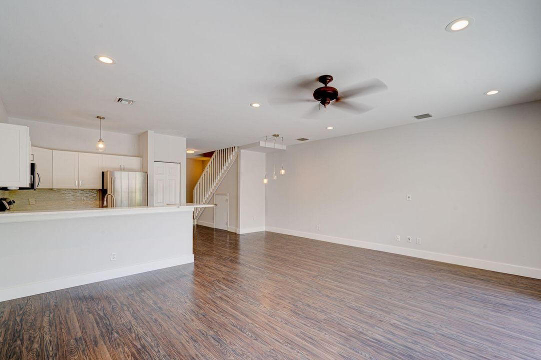 合同活跃: $3,395 (3 贝兹, 2 浴室, 1650 平方英尺)