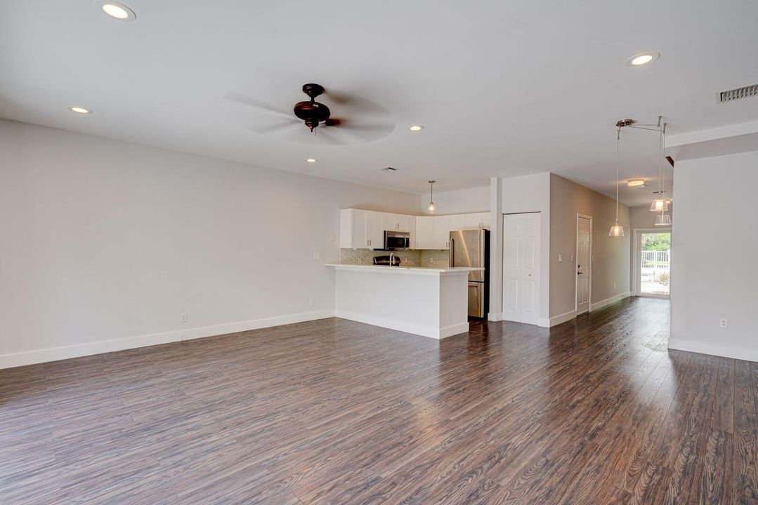 合同活跃: $3,395 (3 贝兹, 2 浴室, 1650 平方英尺)