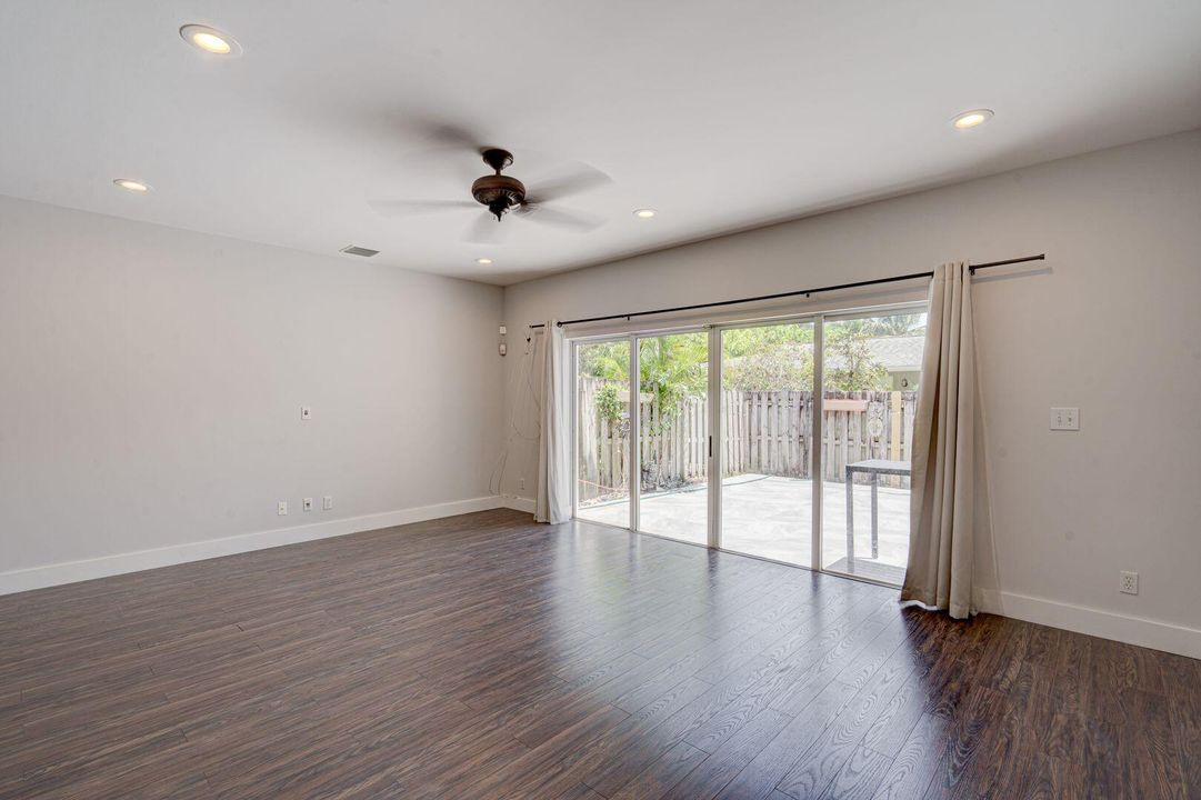 合同活跃: $3,395 (3 贝兹, 2 浴室, 1650 平方英尺)