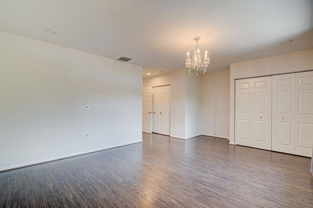 合同活跃: $3,395 (3 贝兹, 2 浴室, 1650 平方英尺)