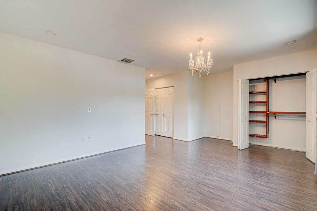 合同活跃: $3,395 (3 贝兹, 2 浴室, 1650 平方英尺)