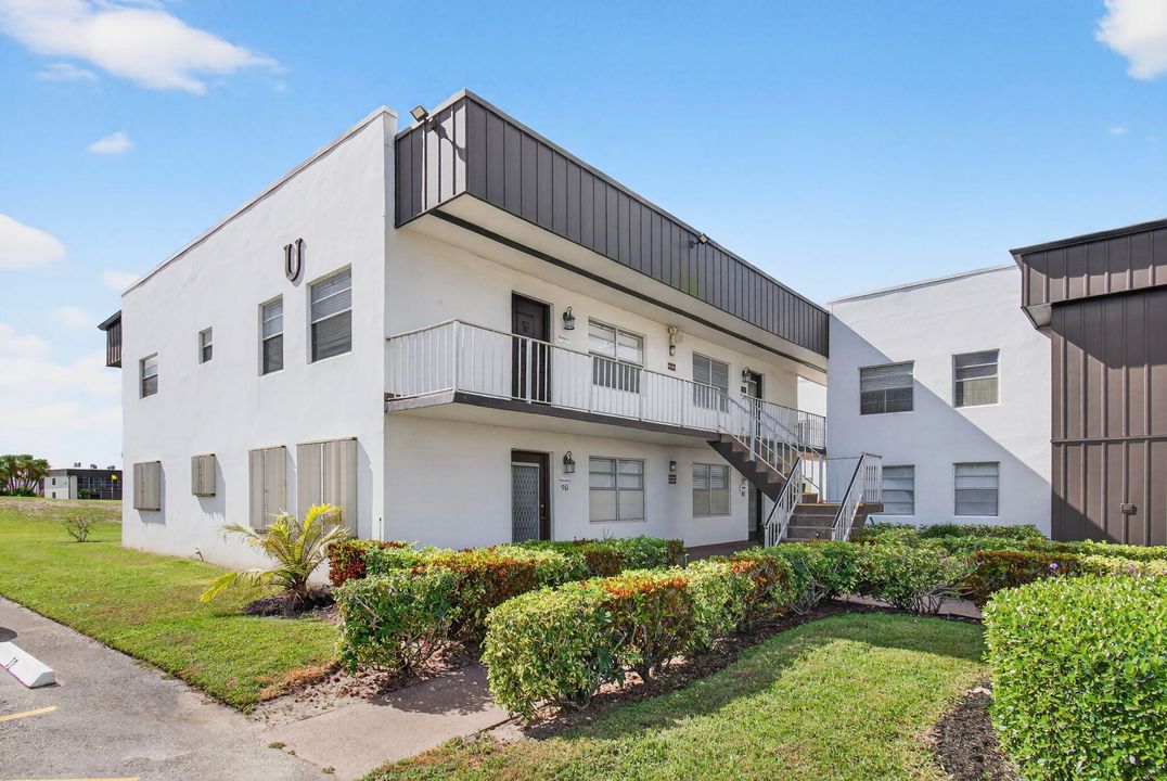 Active With Contract: $120,000 (2 beds, 2 baths, 907 Square Feet)