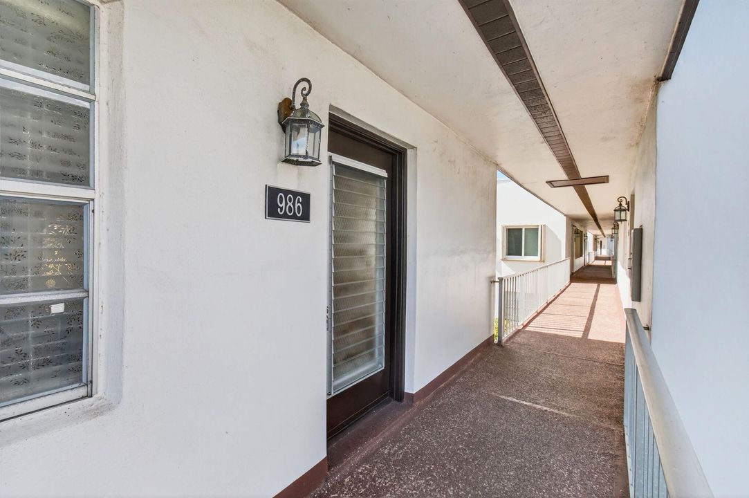 Active With Contract: $120,000 (2 beds, 2 baths, 907 Square Feet)