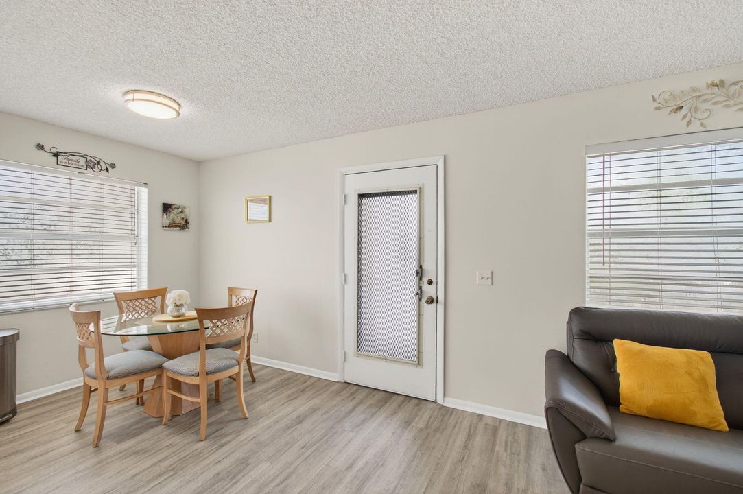 Active With Contract: $120,000 (2 beds, 2 baths, 907 Square Feet)