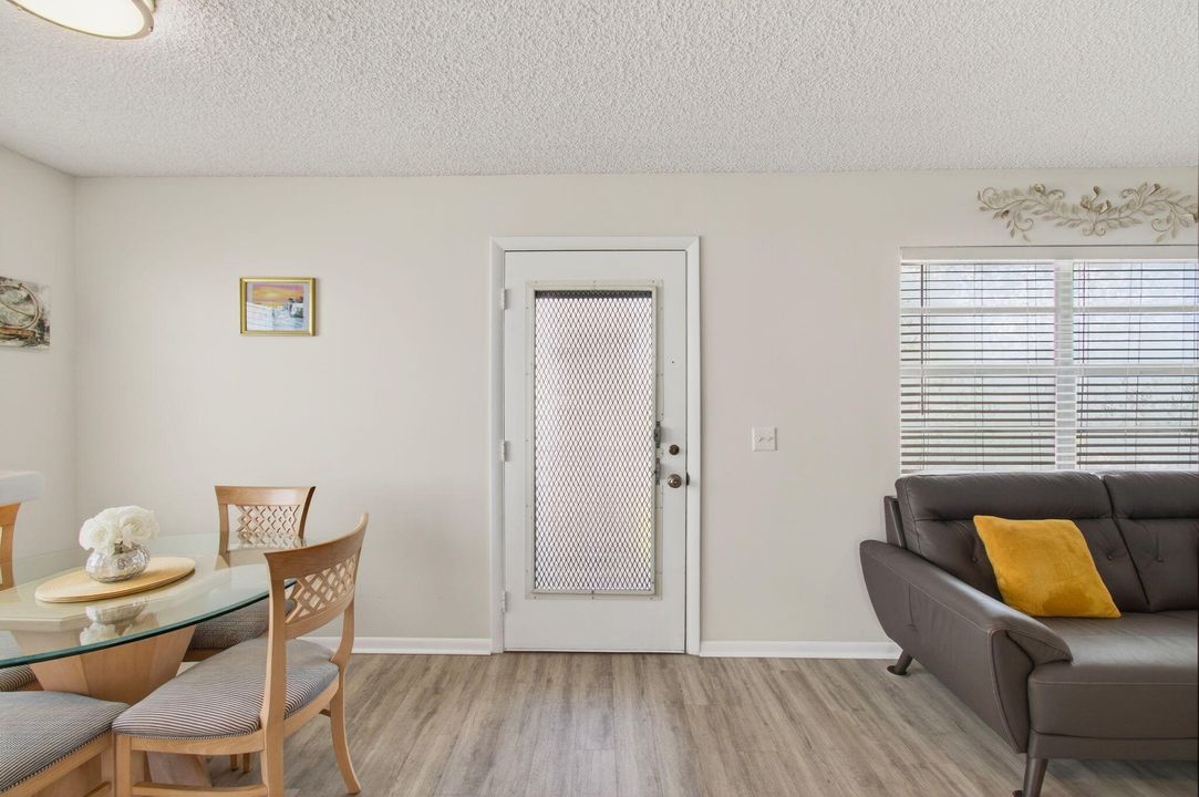 Active With Contract: $120,000 (2 beds, 2 baths, 907 Square Feet)