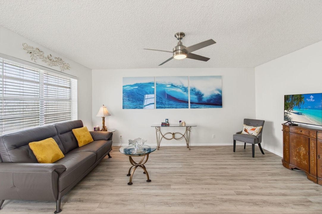 Active With Contract: $120,000 (2 beds, 2 baths, 907 Square Feet)