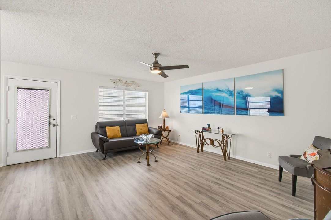 Active With Contract: $120,000 (2 beds, 2 baths, 907 Square Feet)