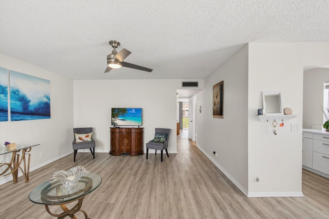 Active With Contract: $120,000 (2 beds, 2 baths, 907 Square Feet)