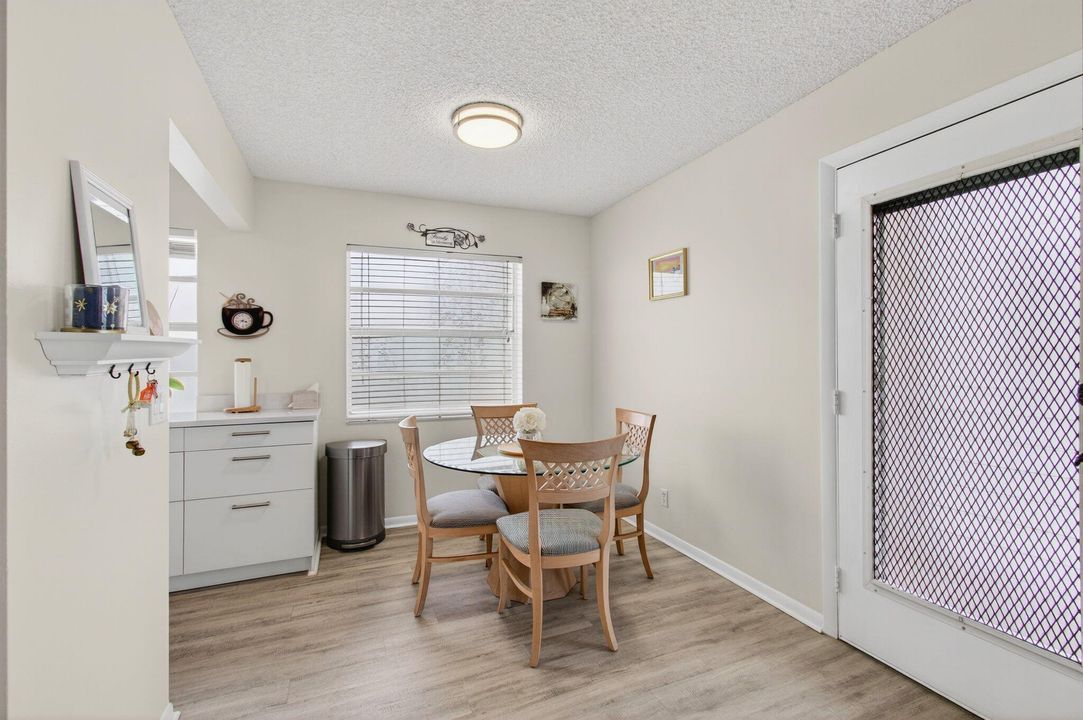 Active With Contract: $120,000 (2 beds, 2 baths, 907 Square Feet)