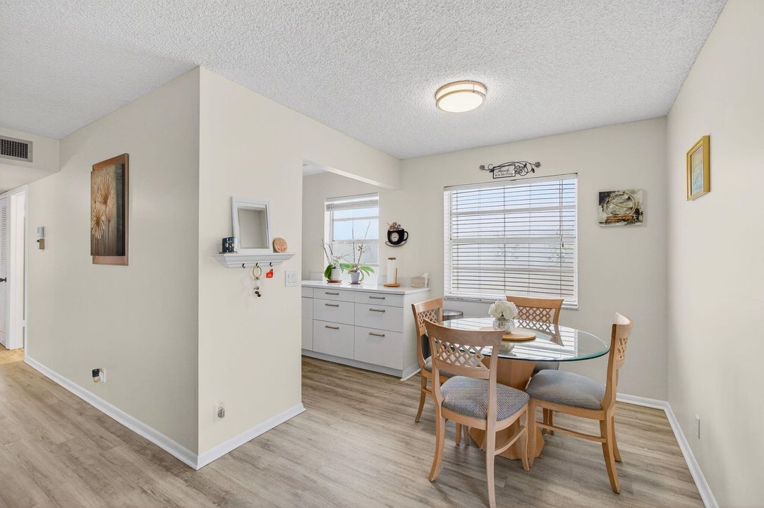 Active With Contract: $120,000 (2 beds, 2 baths, 907 Square Feet)