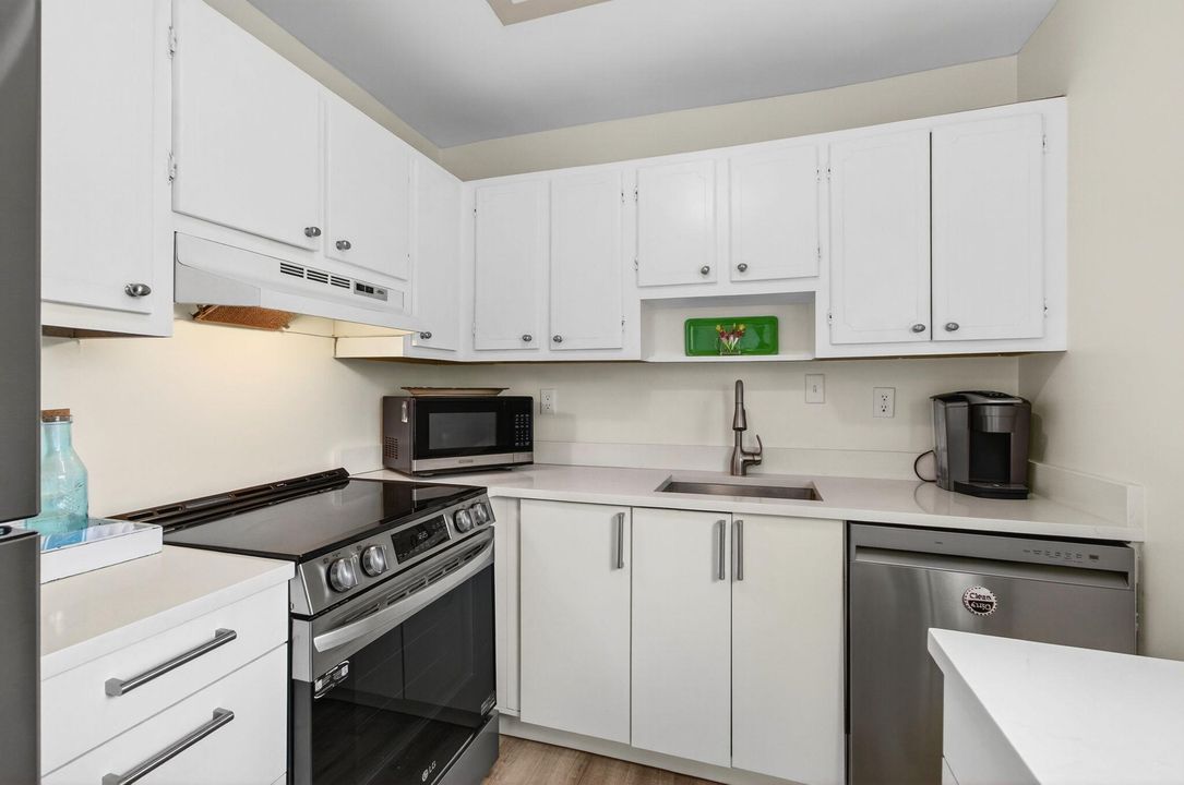 Active With Contract: $120,000 (2 beds, 2 baths, 907 Square Feet)