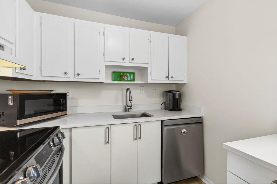 Active With Contract: $120,000 (2 beds, 2 baths, 907 Square Feet)