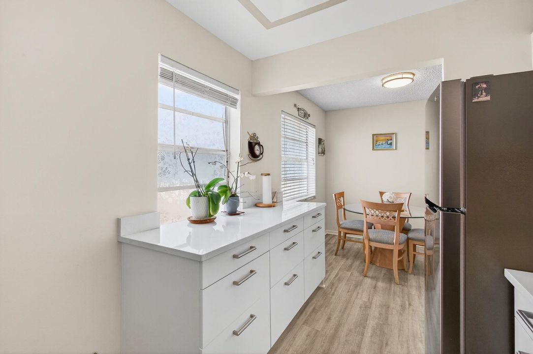 Active With Contract: $120,000 (2 beds, 2 baths, 907 Square Feet)