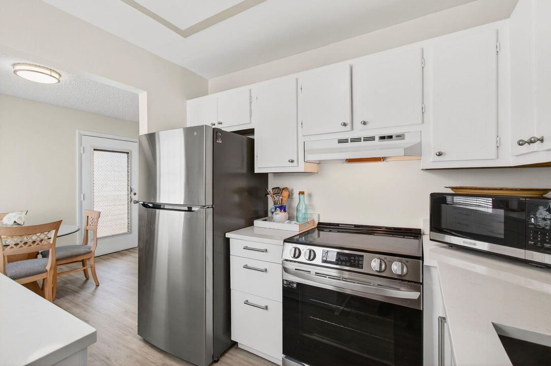 Active With Contract: $120,000 (2 beds, 2 baths, 907 Square Feet)