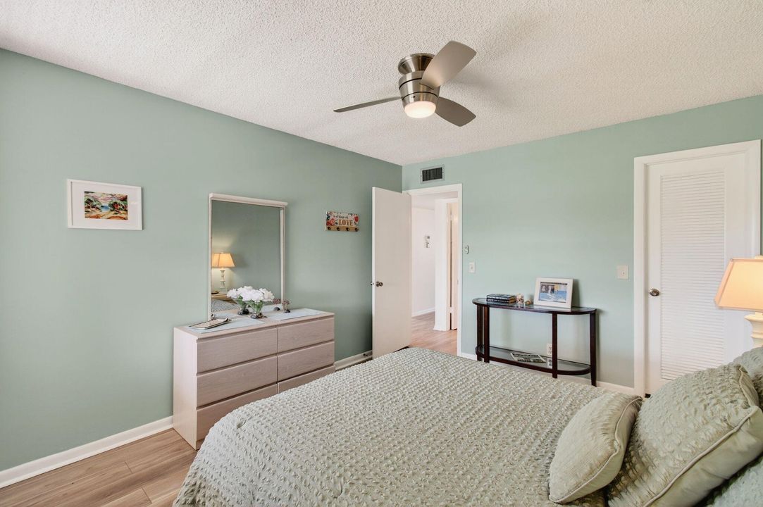 Active With Contract: $120,000 (2 beds, 2 baths, 907 Square Feet)