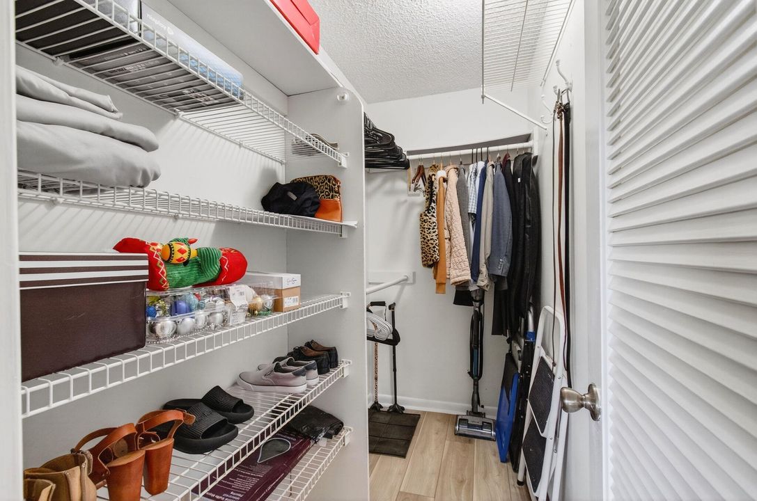 Active With Contract: $120,000 (2 beds, 2 baths, 907 Square Feet)