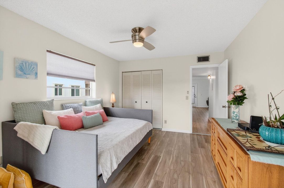 Active With Contract: $120,000 (2 beds, 2 baths, 907 Square Feet)