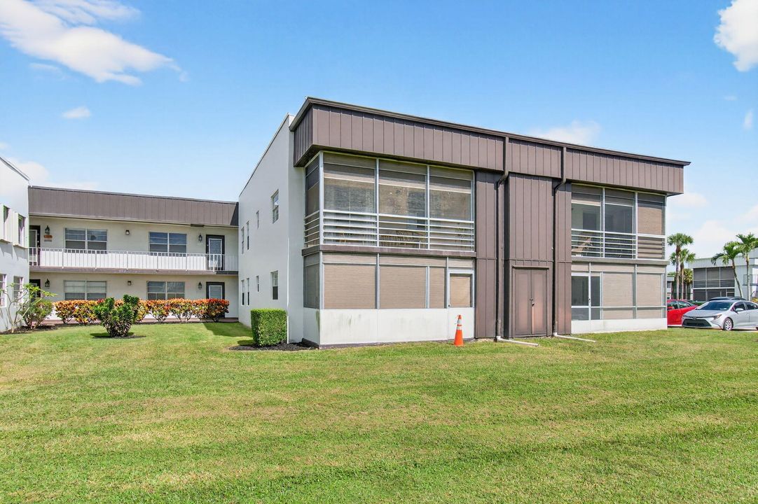 Active With Contract: $120,000 (2 beds, 2 baths, 907 Square Feet)