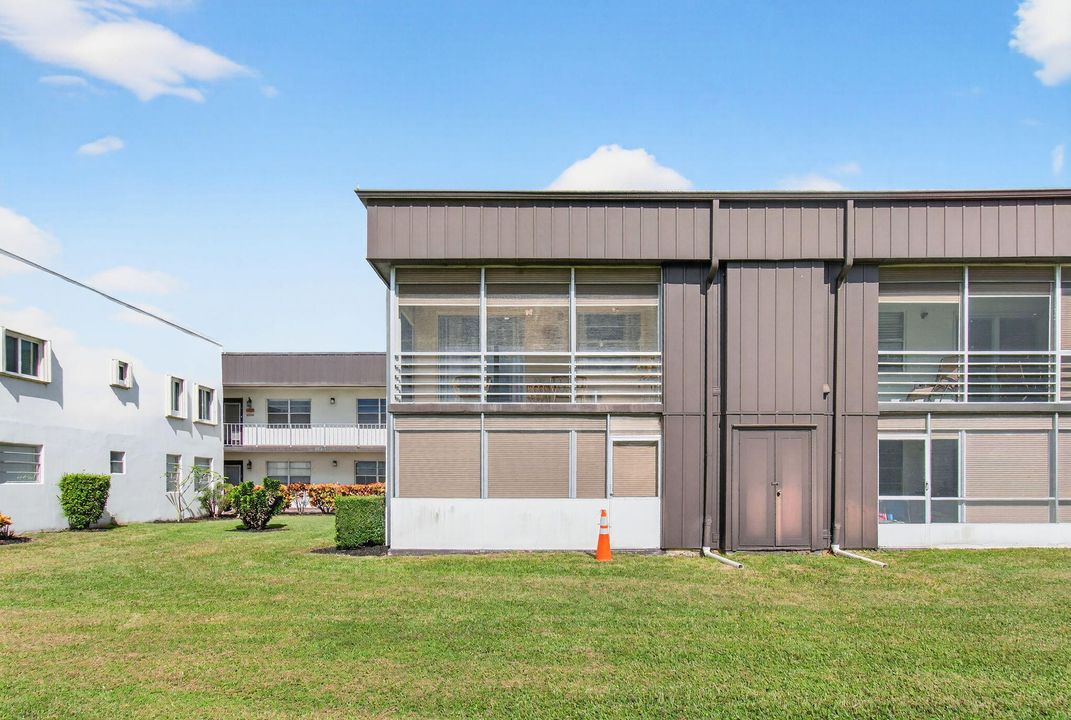 Active With Contract: $120,000 (2 beds, 2 baths, 907 Square Feet)