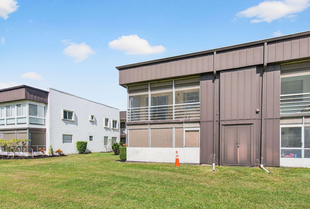 Active With Contract: $120,000 (2 beds, 2 baths, 907 Square Feet)