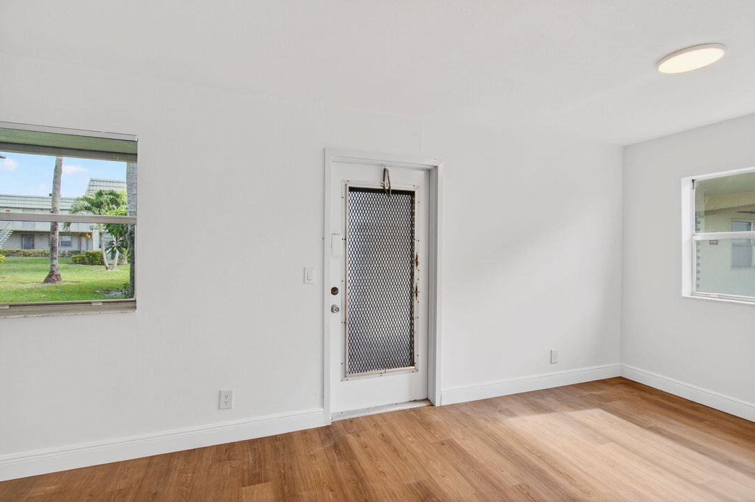 Active With Contract: $114,900 (2 beds, 2 baths, 880 Square Feet)