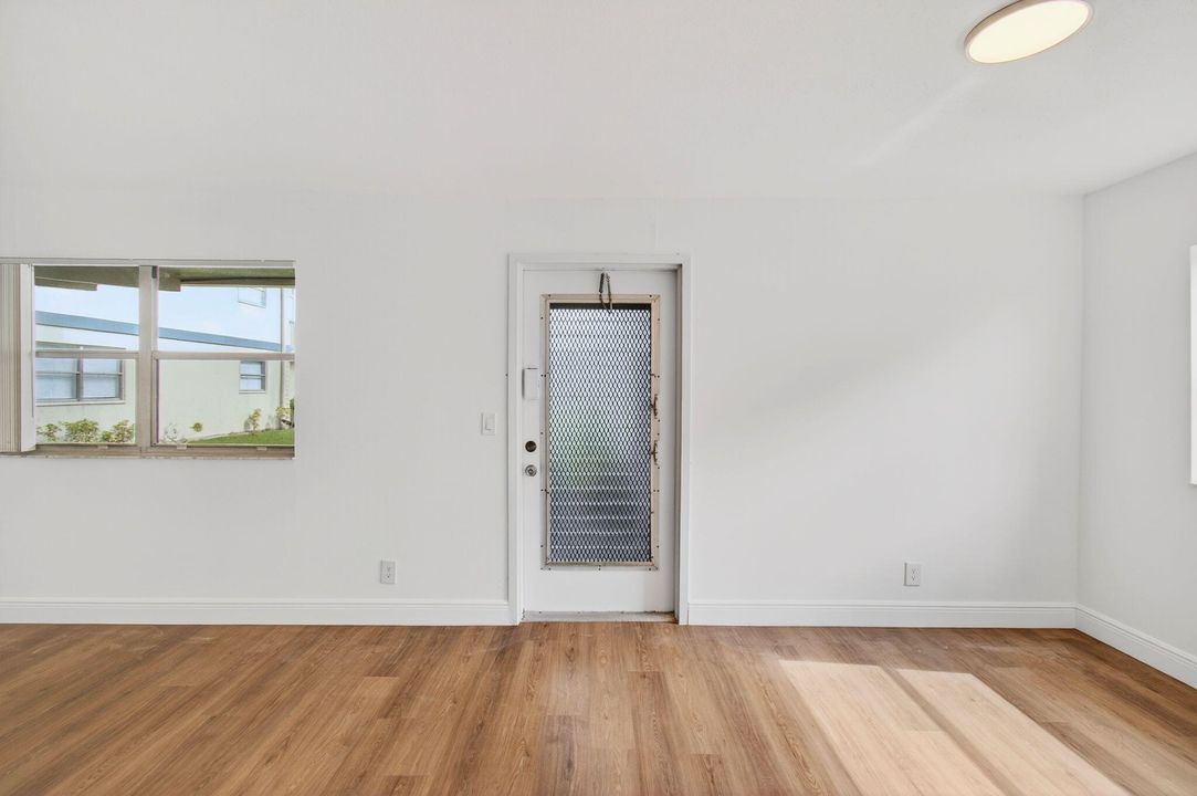 Active With Contract: $114,900 (2 beds, 2 baths, 880 Square Feet)