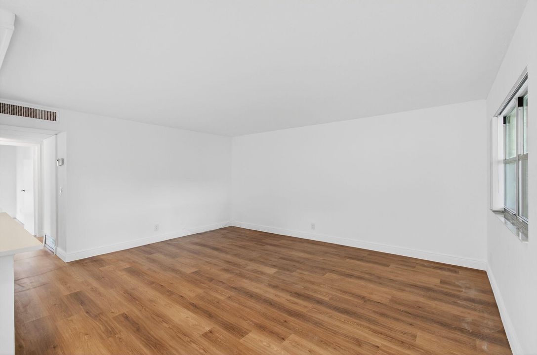 Active With Contract: $114,900 (2 beds, 2 baths, 880 Square Feet)