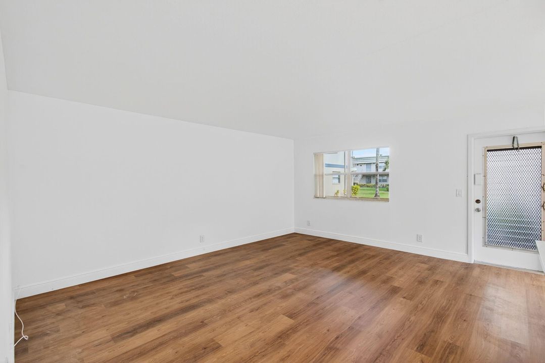 Active With Contract: $114,900 (2 beds, 2 baths, 880 Square Feet)