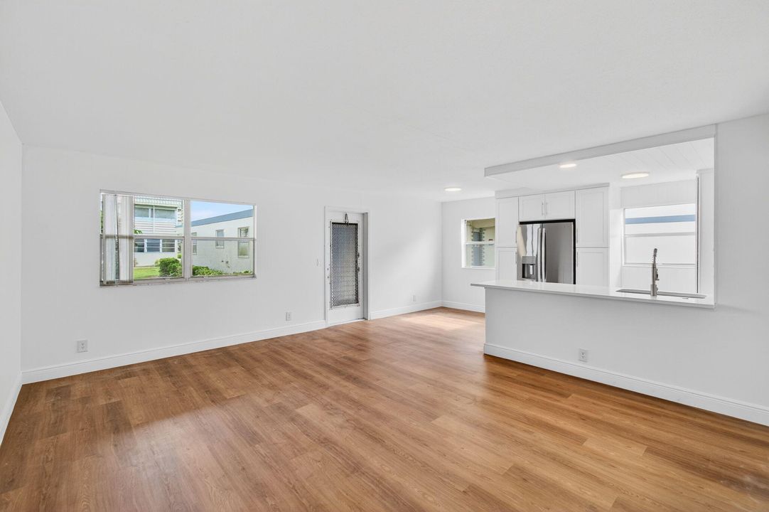 Active With Contract: $114,900 (2 beds, 2 baths, 880 Square Feet)