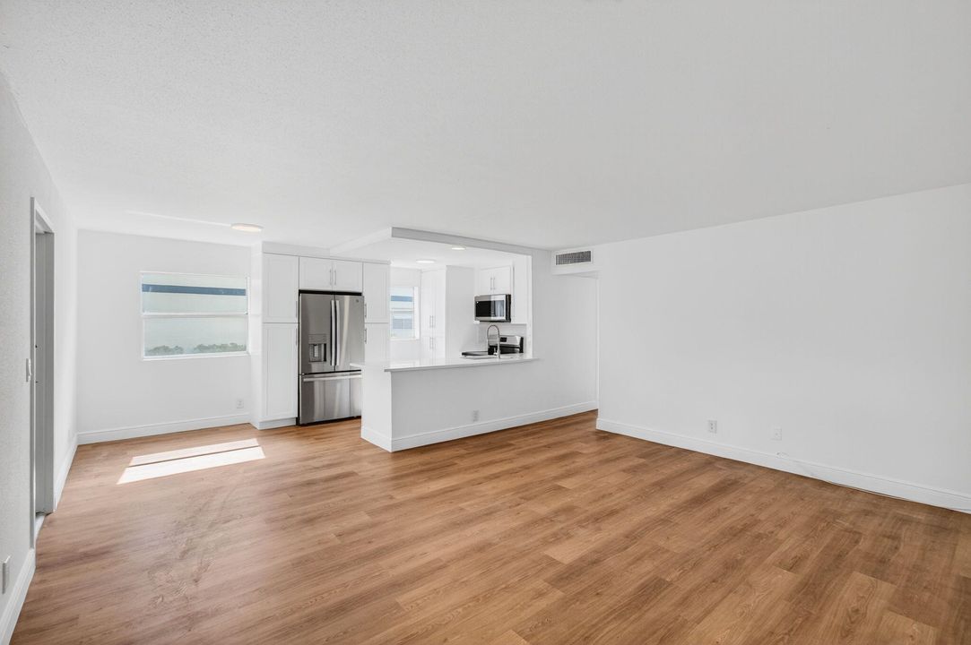 Active With Contract: $114,900 (2 beds, 2 baths, 880 Square Feet)