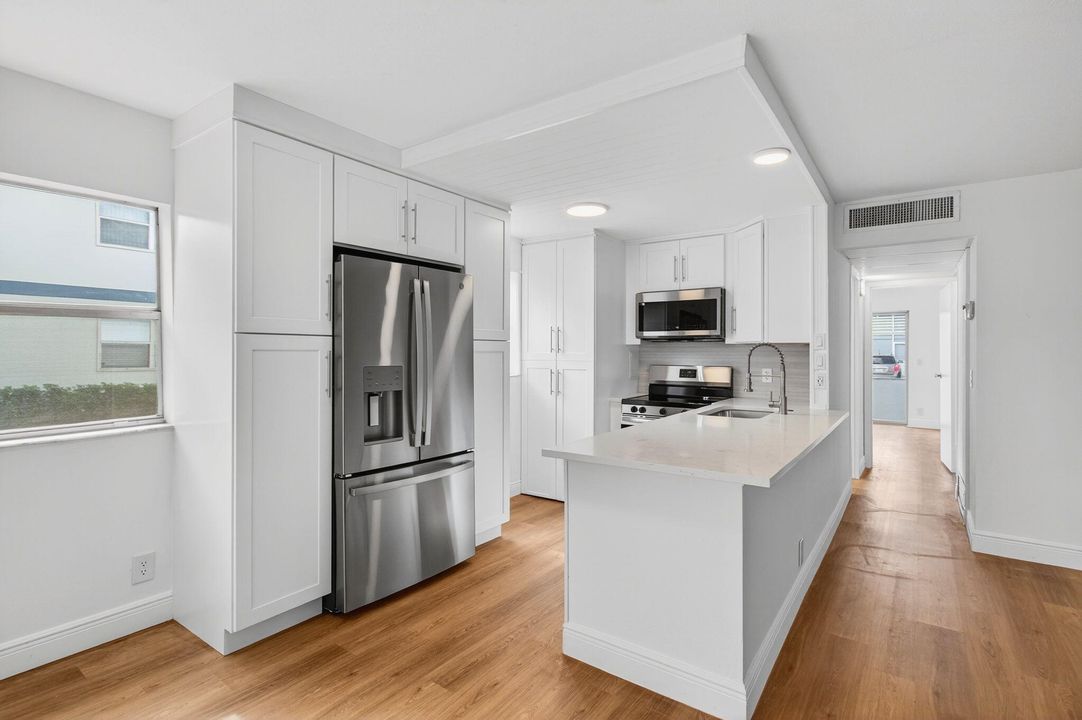 Active With Contract: $114,900 (2 beds, 2 baths, 880 Square Feet)