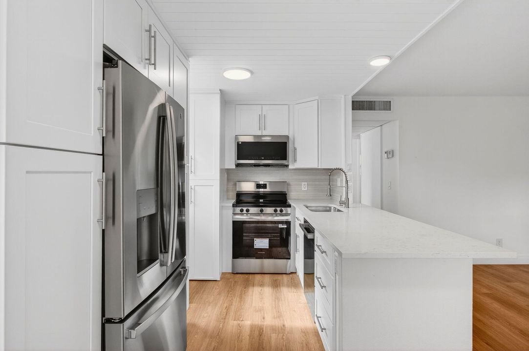 Active With Contract: $114,900 (2 beds, 2 baths, 880 Square Feet)