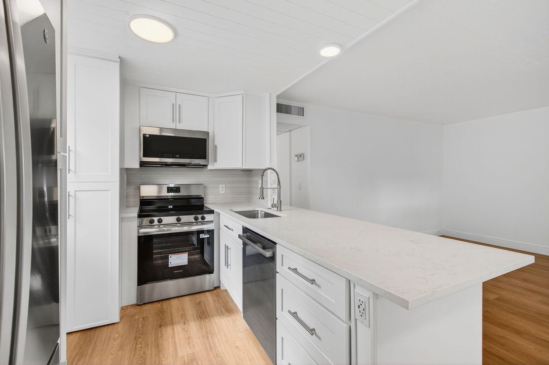 Active With Contract: $114,900 (2 beds, 2 baths, 880 Square Feet)