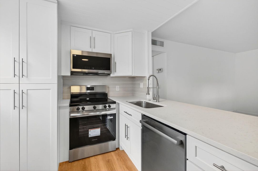 Active With Contract: $114,900 (2 beds, 2 baths, 880 Square Feet)