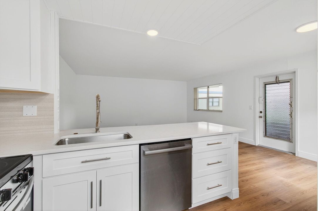 Active With Contract: $114,900 (2 beds, 2 baths, 880 Square Feet)