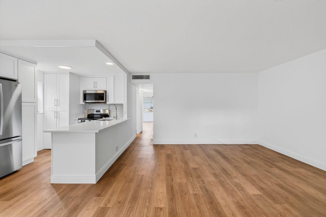 Active With Contract: $114,900 (2 beds, 2 baths, 880 Square Feet)