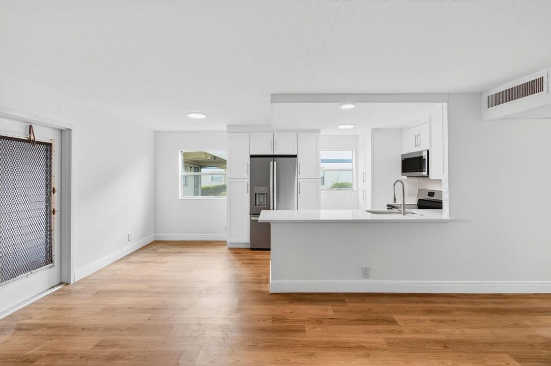 Active With Contract: $114,900 (2 beds, 2 baths, 880 Square Feet)