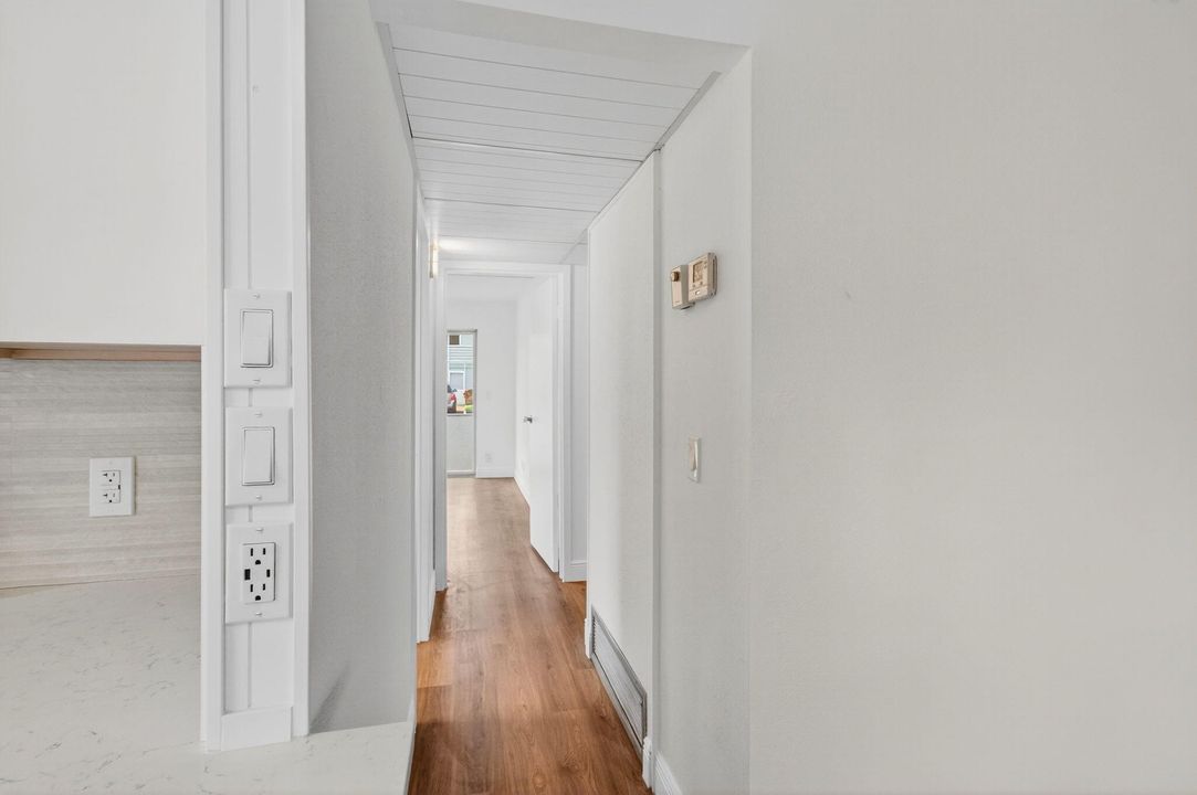 Active With Contract: $114,900 (2 beds, 2 baths, 880 Square Feet)