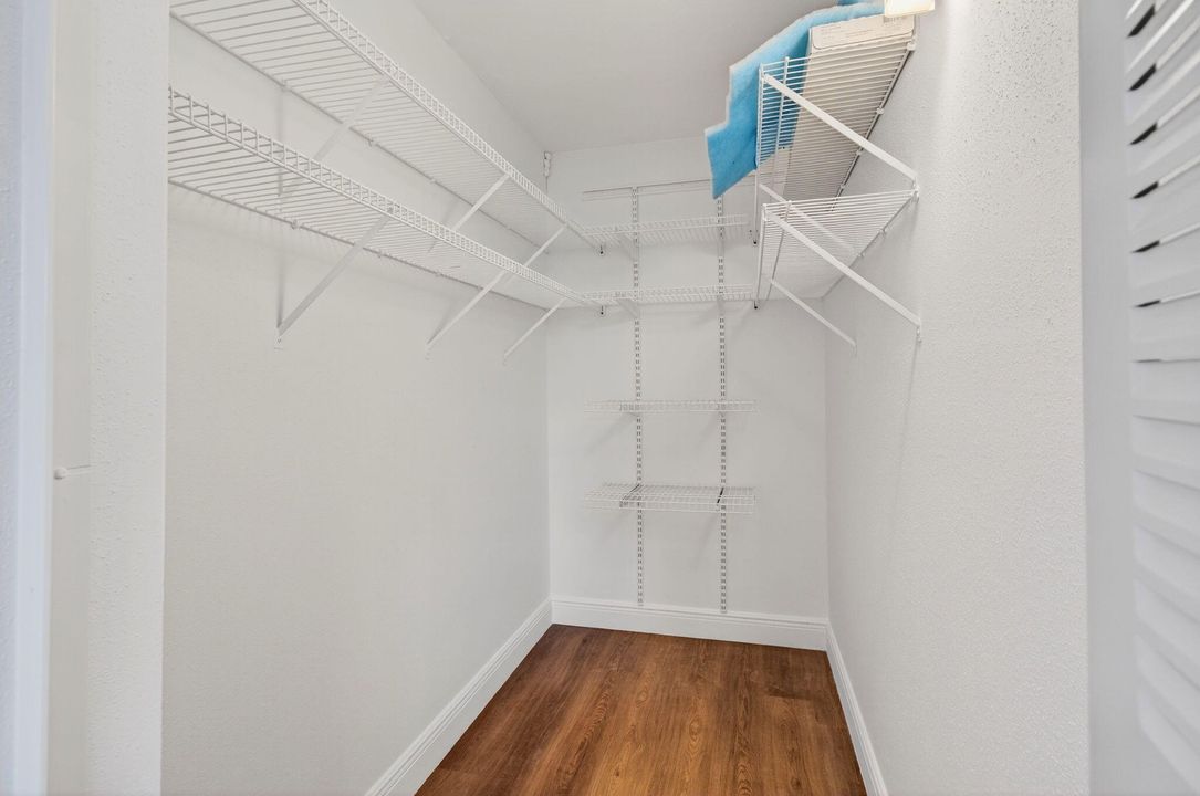 Active With Contract: $114,900 (2 beds, 2 baths, 880 Square Feet)