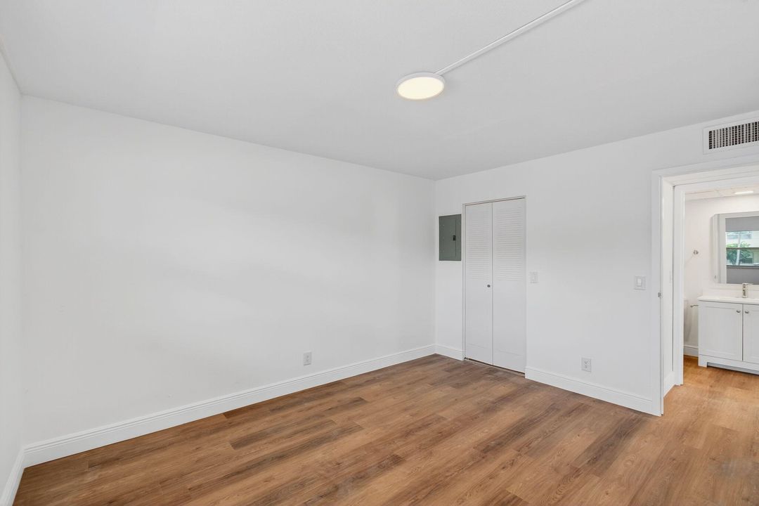 Active With Contract: $114,900 (2 beds, 2 baths, 880 Square Feet)