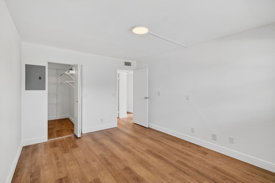 Active With Contract: $114,900 (2 beds, 2 baths, 880 Square Feet)