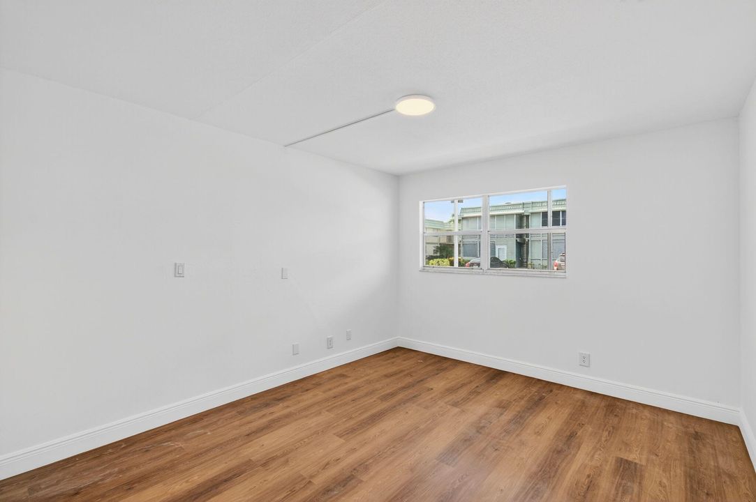 Active With Contract: $114,900 (2 beds, 2 baths, 880 Square Feet)