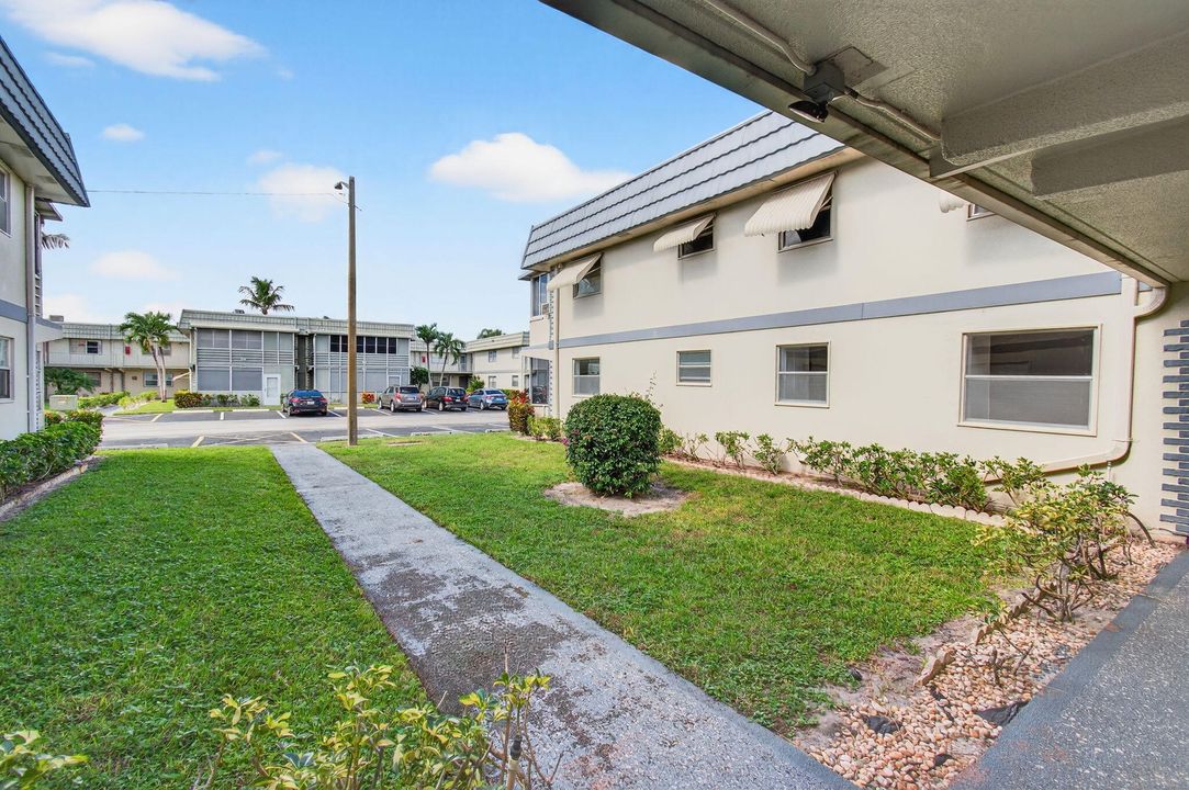 Active With Contract: $114,900 (2 beds, 2 baths, 880 Square Feet)