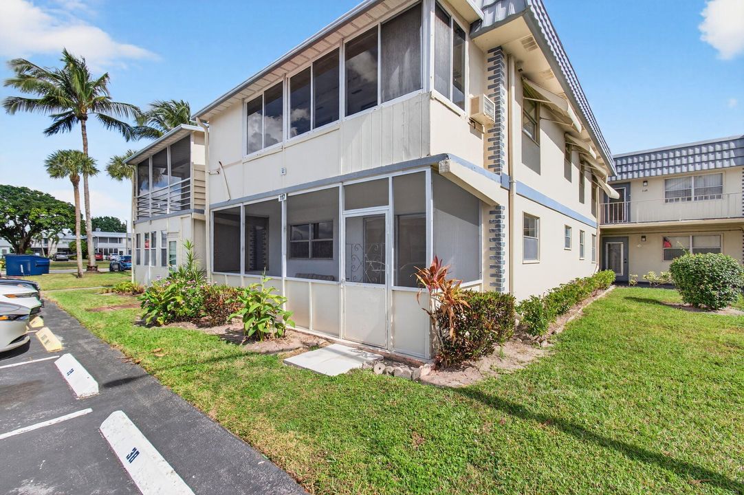 Active With Contract: $114,900 (2 beds, 2 baths, 880 Square Feet)