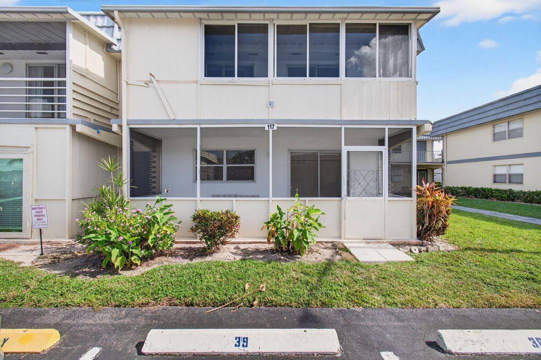 Active With Contract: $114,900 (2 beds, 2 baths, 880 Square Feet)