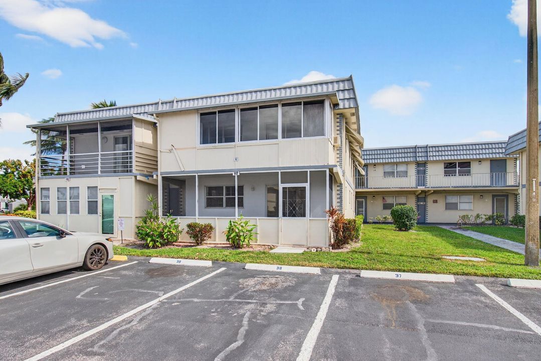 Active With Contract: $114,900 (2 beds, 2 baths, 880 Square Feet)