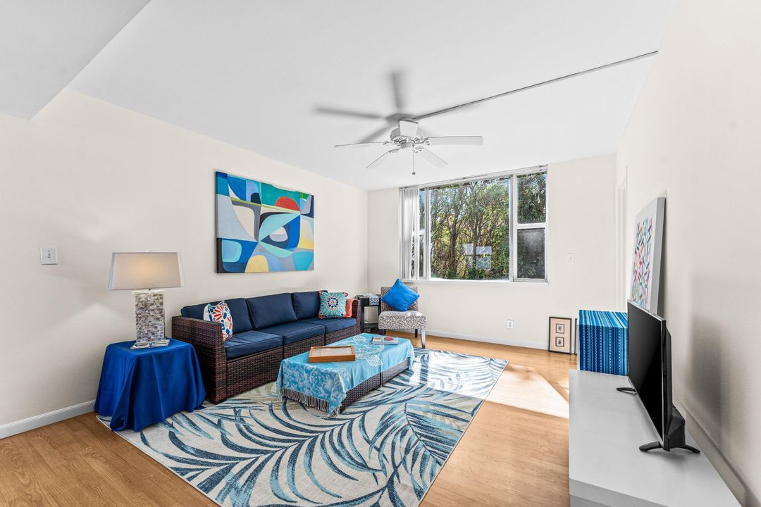 На продажу: $219,950 (2 спален, 2 ванн, 803 Квадратных фут)